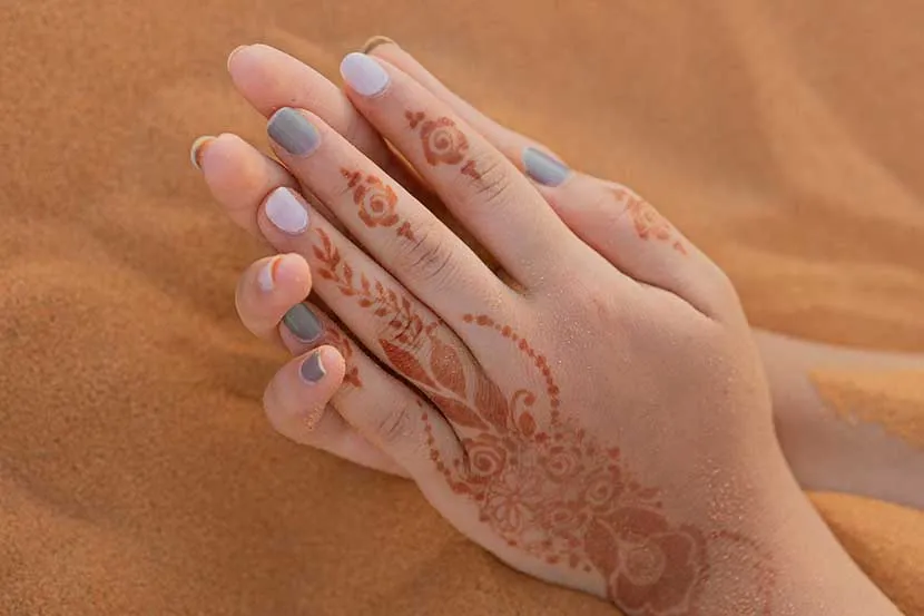 Henna Art for Women – A Unique Desert Experience